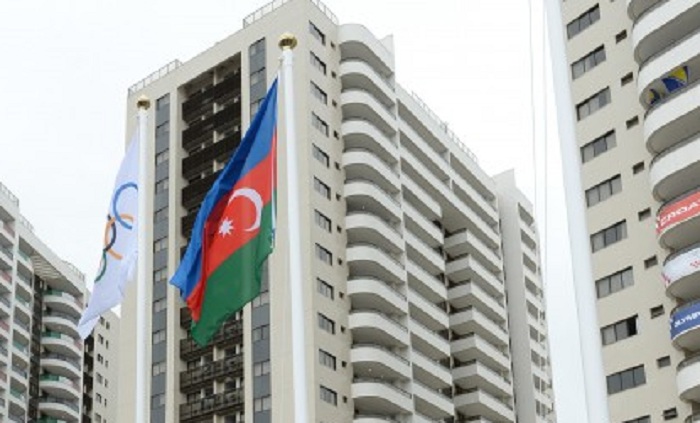 En el campo olímpico la bandera de Azerbaiyán está izada.